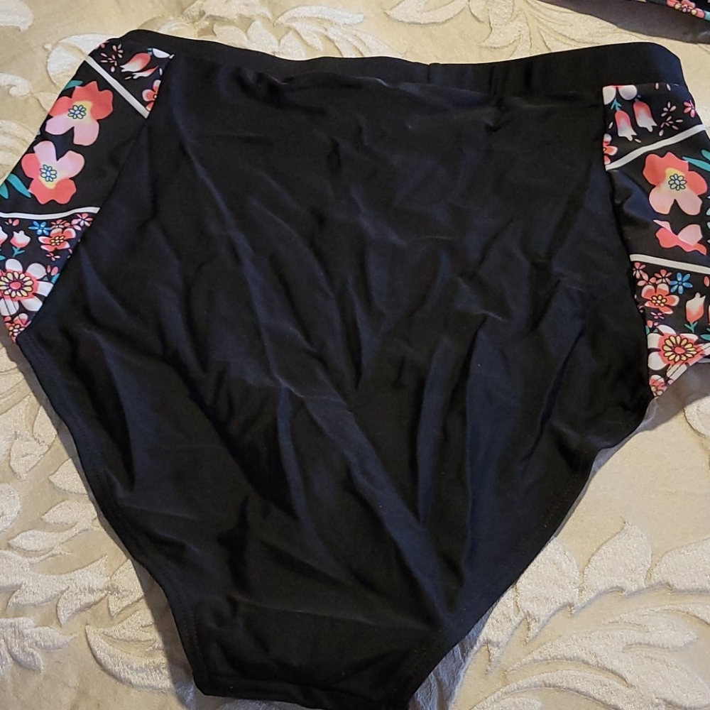 Bathing suit - Picture 2 of 3